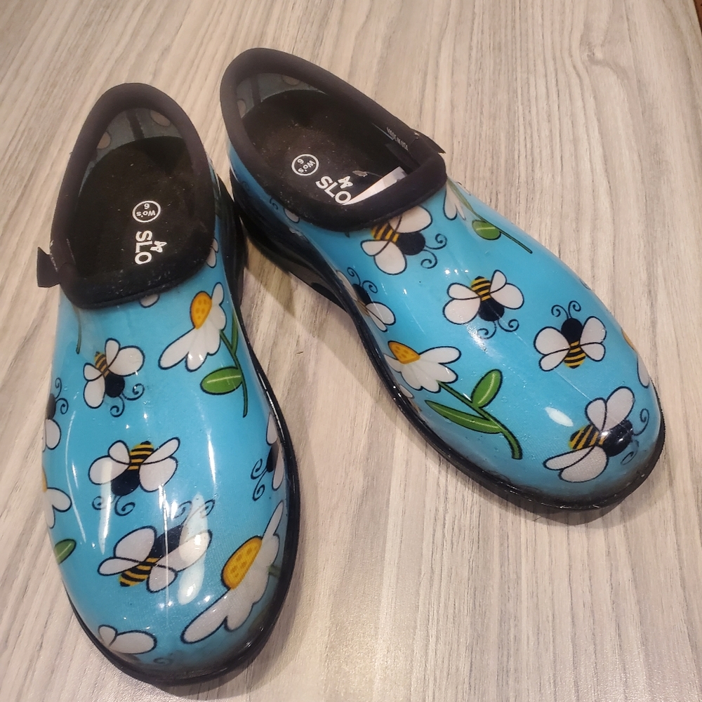 SLOGGERS Size 6 Garden Clogs Slip-On Aqua Blue Yard Rainwear Bumble Bee Floral